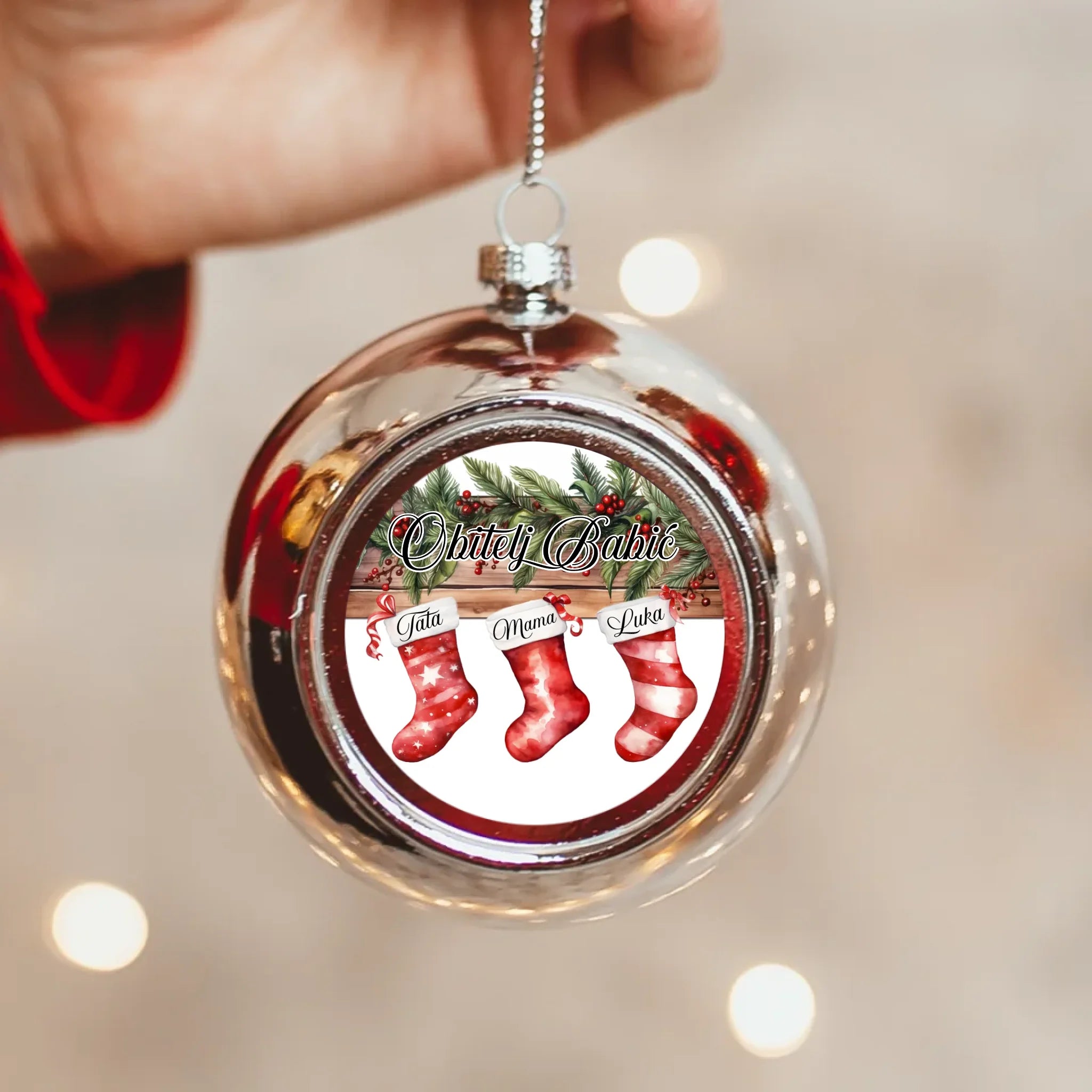 Božićni srebrni ukras s crvenim čizmicama
