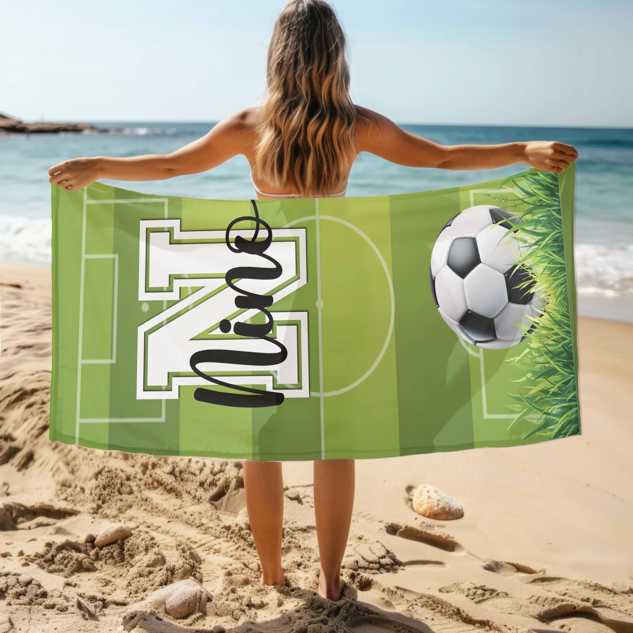 Poklon za nogometaše – uređiv personalizirani ručnik za plažu s imenom