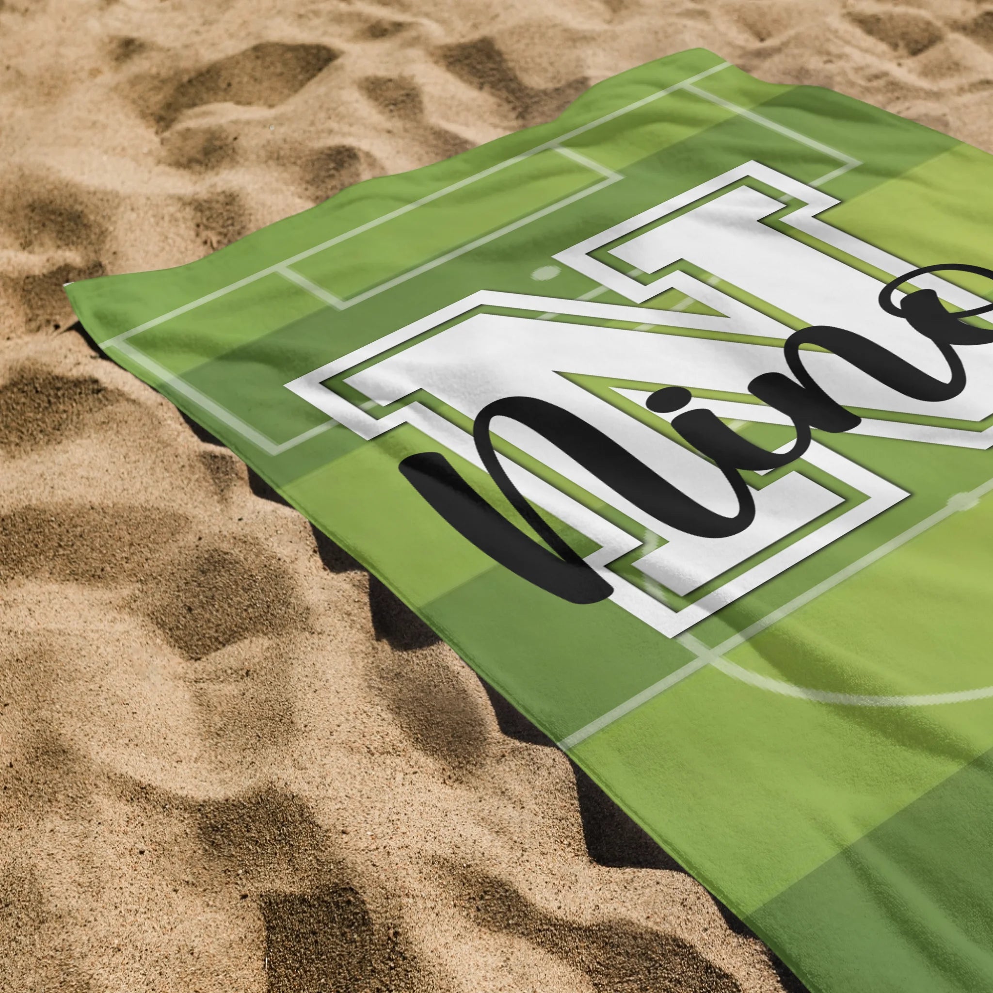 Poklon za nogometaše – uređiv personalizirani ručnik za plažu s imenom