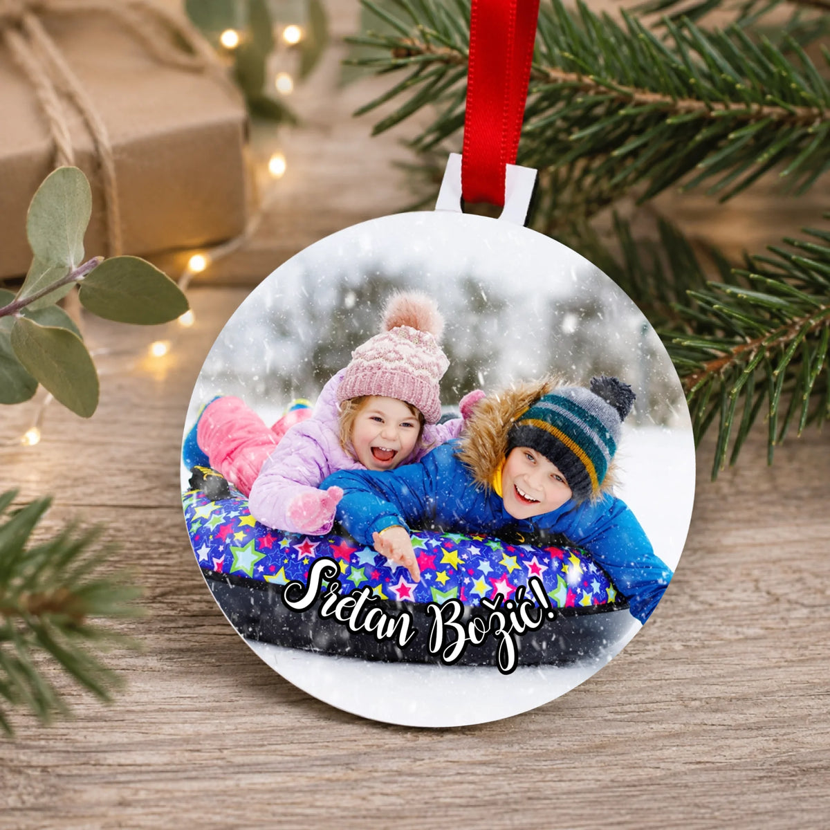 Personalizirani okrugli božićni ukras s fotografijom i natpisom