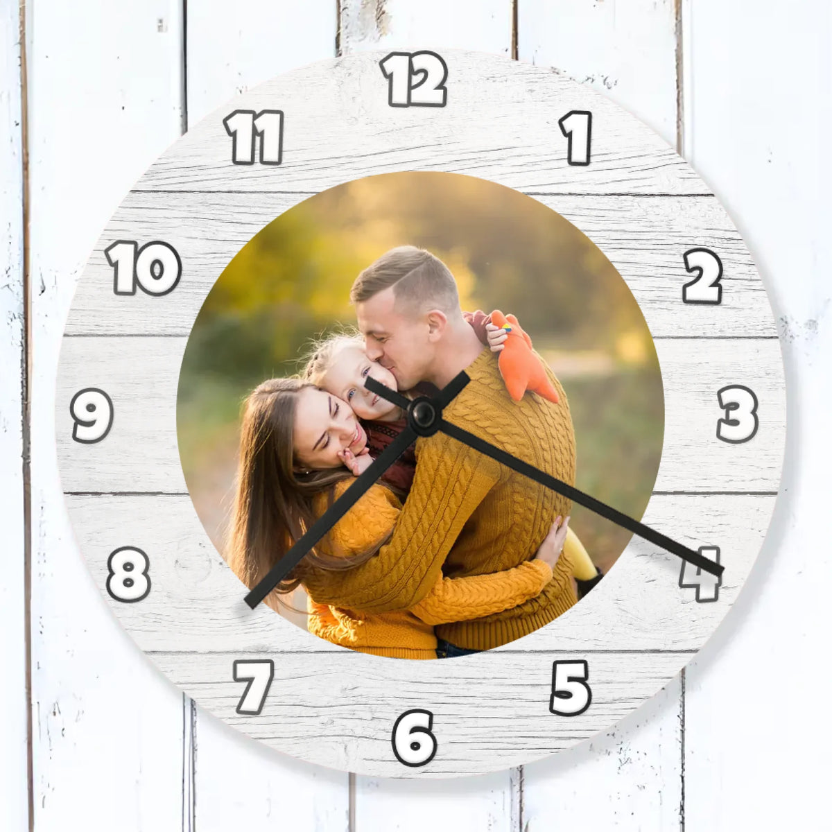 Personalizirani zidni sat s fotografijom i pozadinom s uzorkom drveta