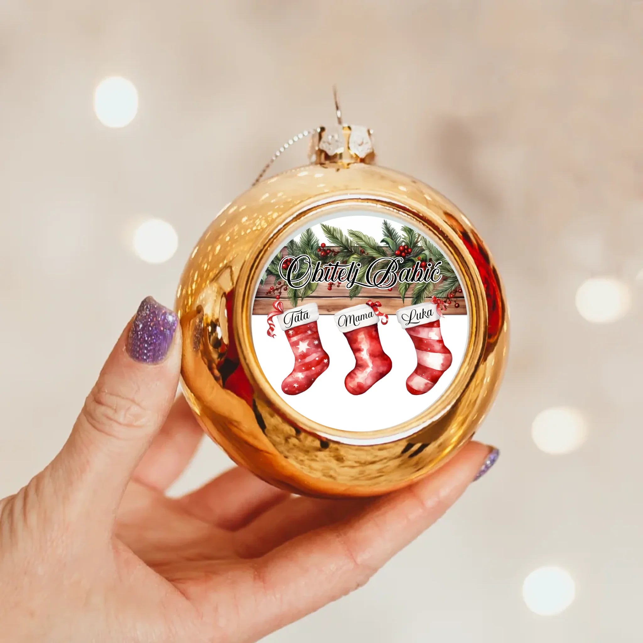 Božićni zlatni ukras s crvenim čizmicama