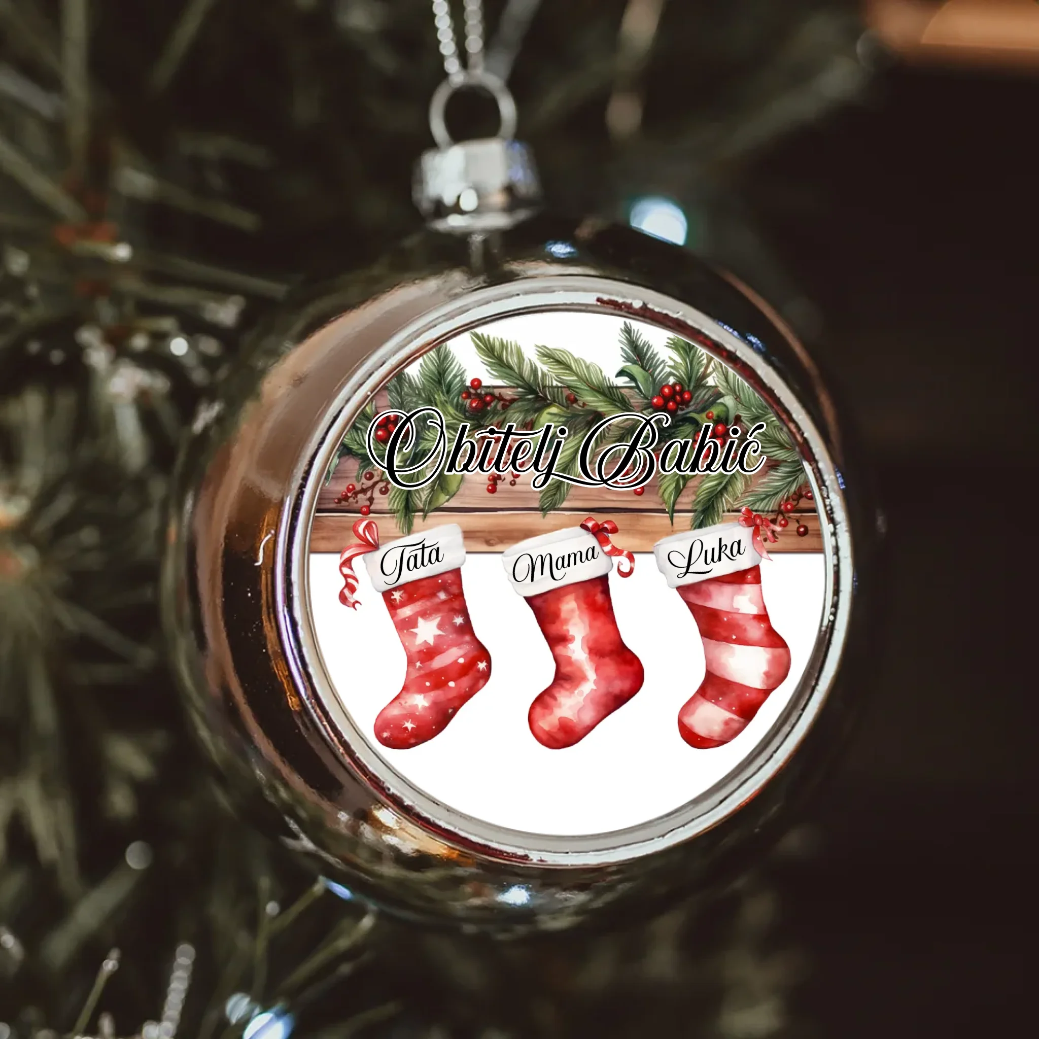 Božićni srebrni ukras s crvenim čizmicama