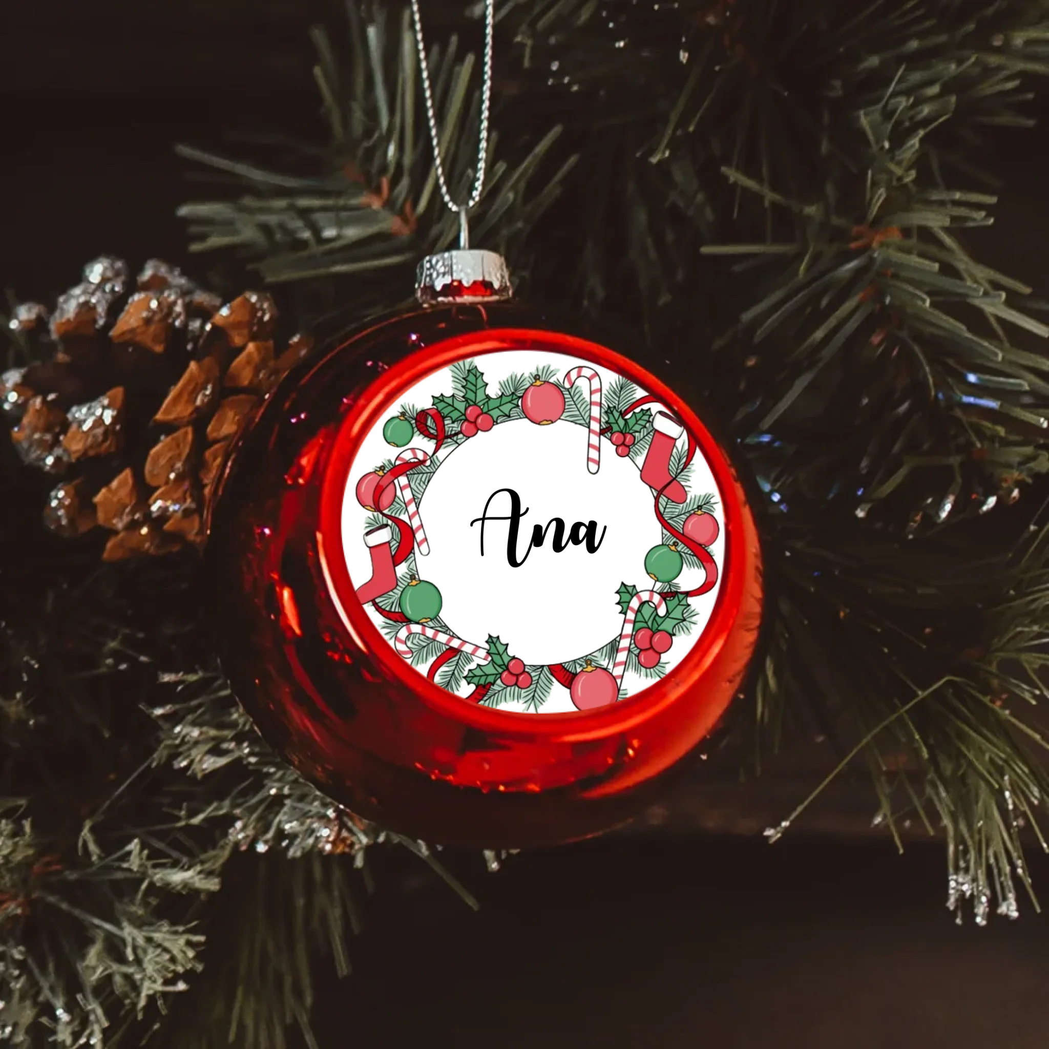 Božićni crveni ukras s crvenim čizmicama