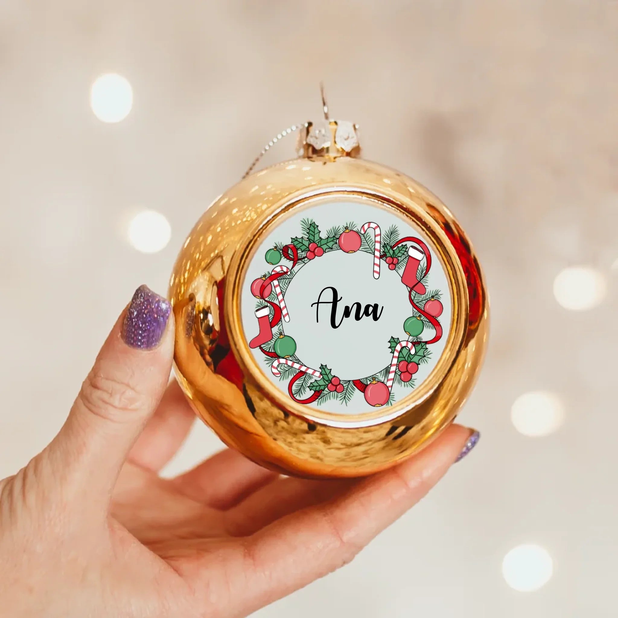 Božićni zlatni ukras s crvenim čizmicama