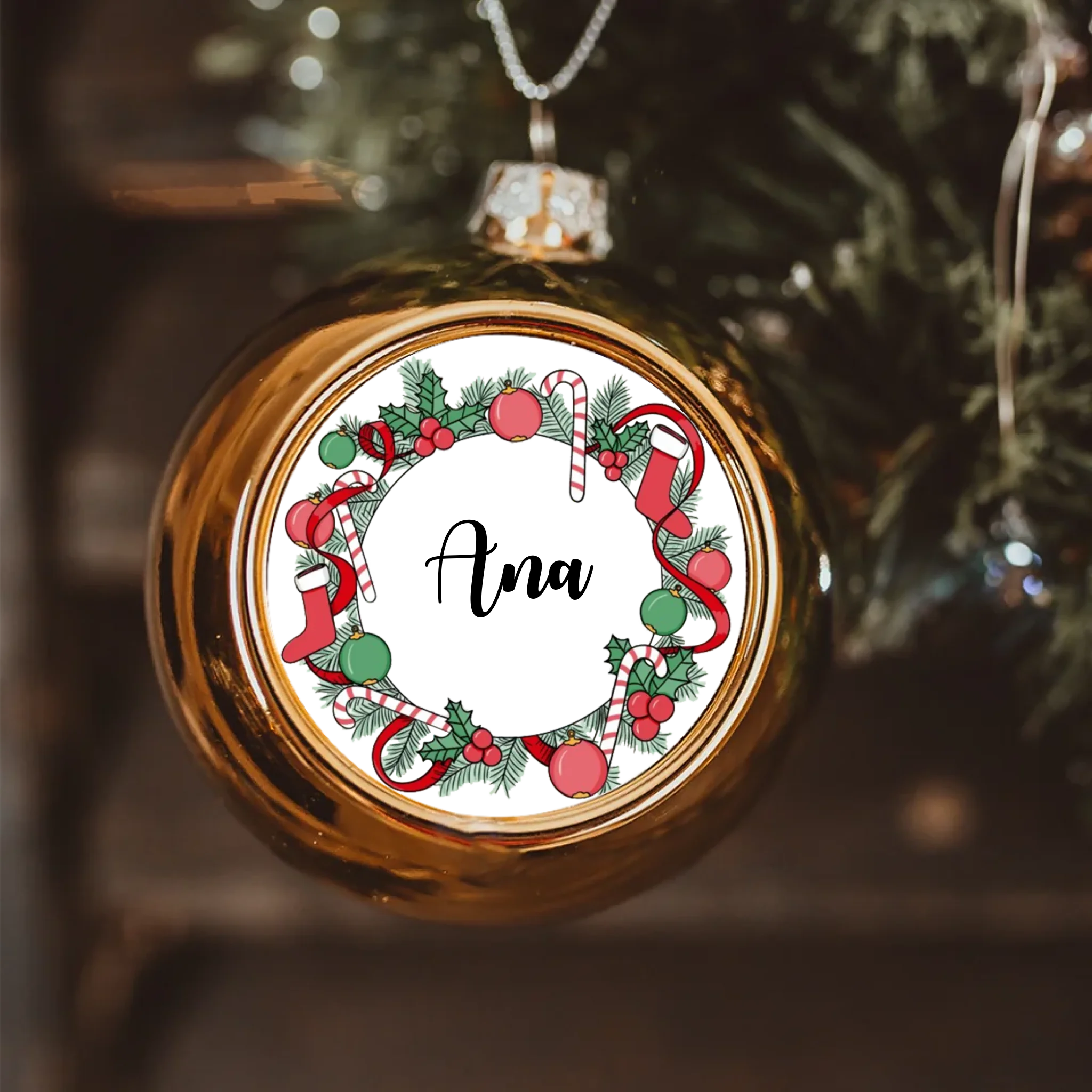 Božićni zlatni ukras s crvenim čizmicama