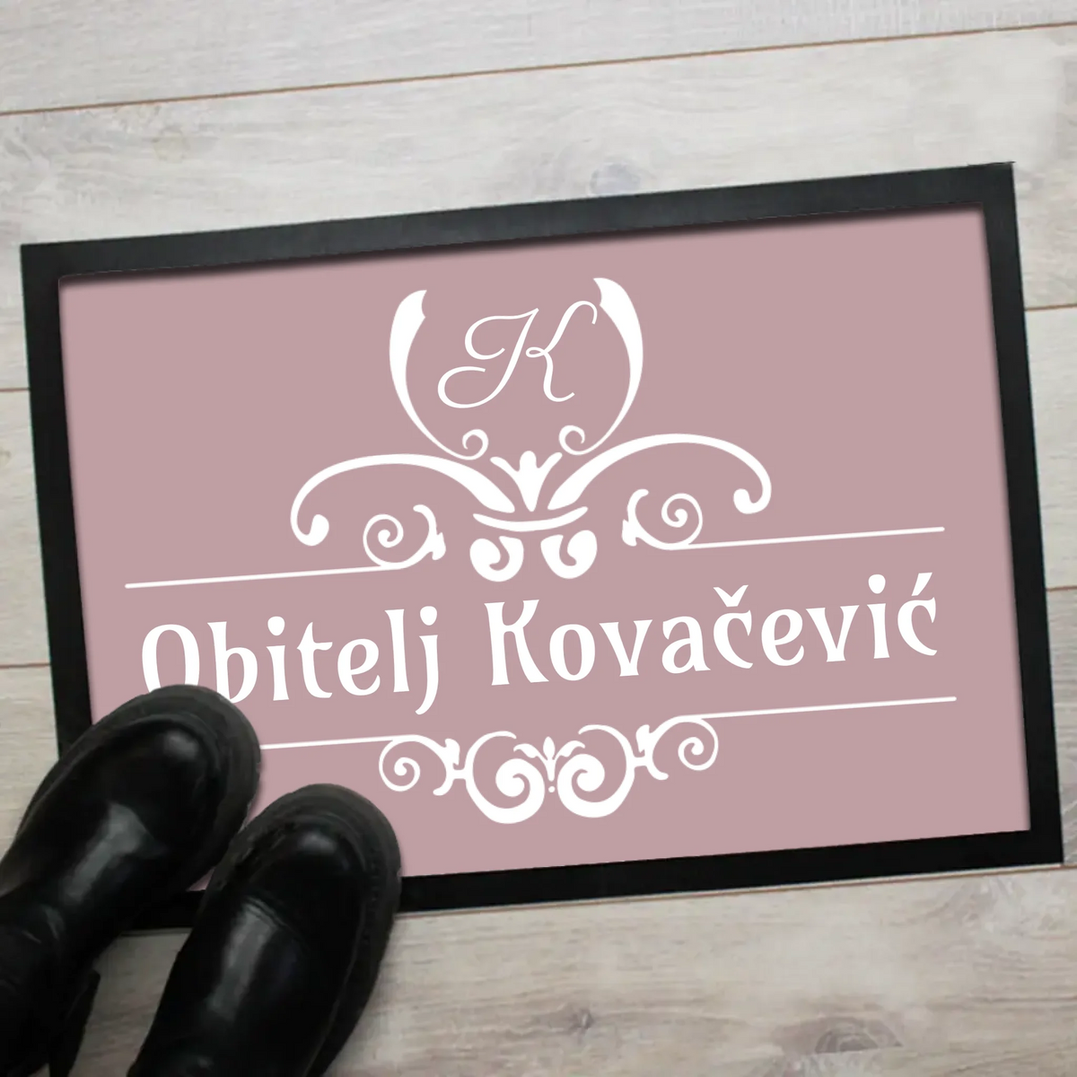Personalizirani otirač s prezimenom obitelji i monogramom